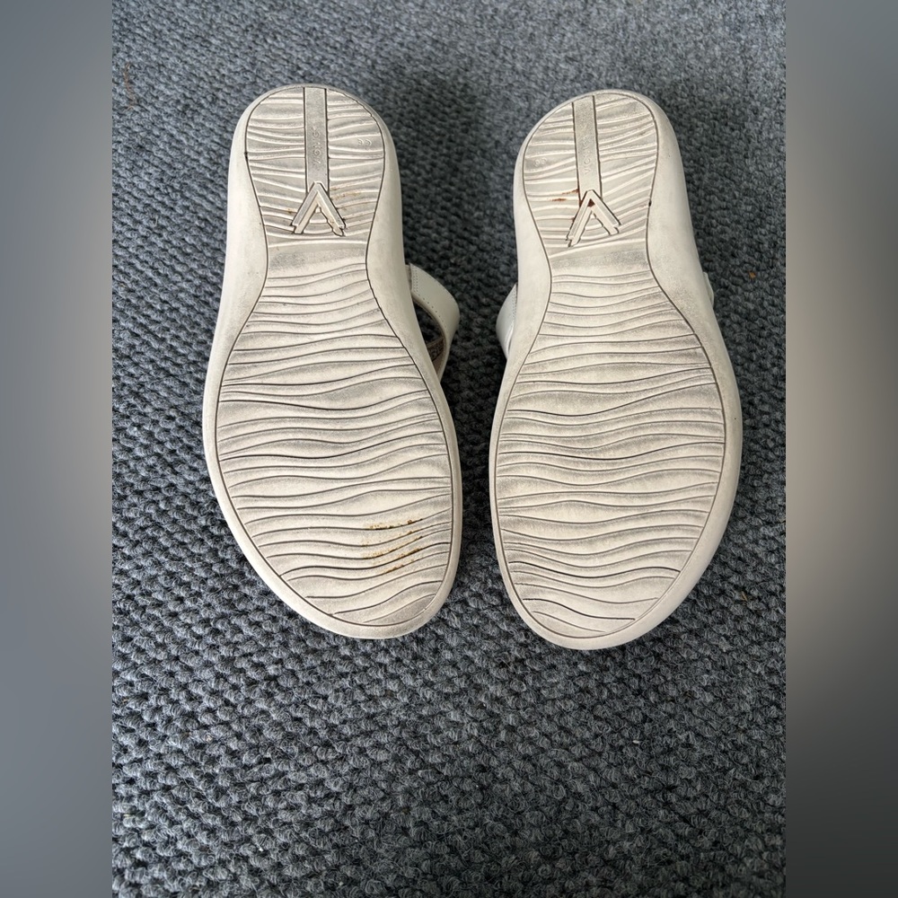 Vionic Sandals. - Picture 4 of 4